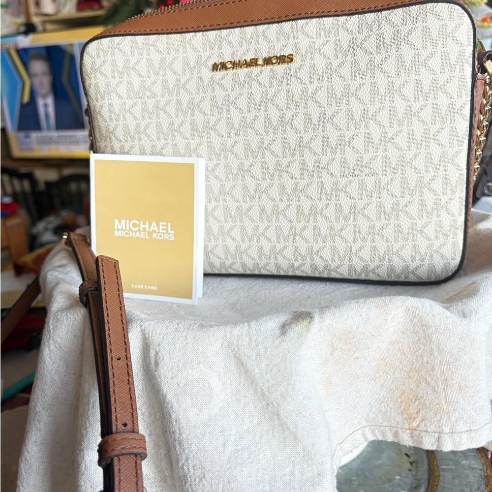 Micheal Kors cross body bag jet setter